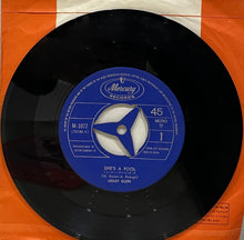 Load image into Gallery viewer, LESLEY GORE / She's A Fool / The Old Crowd (ラッキー・ガール)M-1072, 7inch